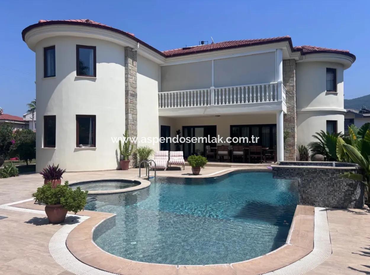 Dalyan Maraş'da Köşebaşında 980M2 Arsa İçin'de 5+1 Satılık Villa